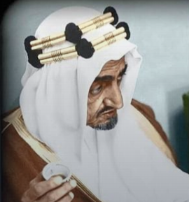 الملك فيصل بن عبدالعزيز — رحمه الله — وفنجالُ القهوة في يده.